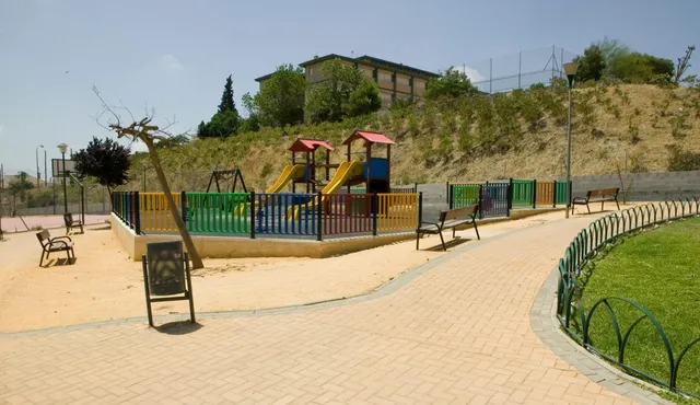 Chalet adosado con piscina y jardín en Urbanización San Luis, Málaga — 24