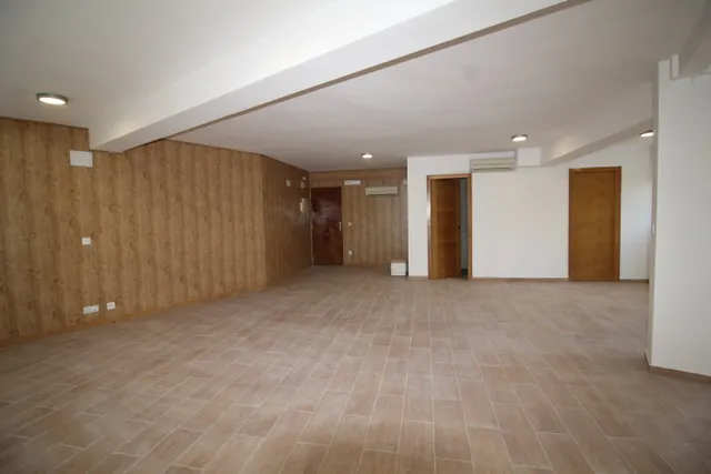 Reformado bastante amplio local comercial en avenida del  Mediterráneo con licencia de oficina. — 3