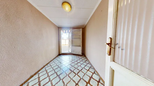 Piso de 89 m2 útiles con AMPLIA TERRAZA DE 40m2!!! Distribuido en cinco dormitorios, salón, cocina con despensa y terraza interior a patio de luces y un baño. — 24