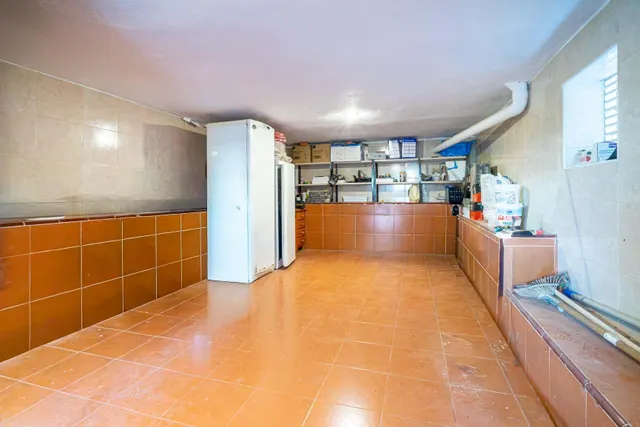 Chalet independiente con piscina privada, amplio jardín y 6 dormitorios en Bollullos de la Mitación — 34