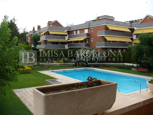 PRECIOSO PISO EN EL EXCLUSIVO COMPLEJO RESIDENCIAL LES LLOSE - foto 2