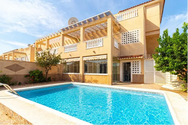 Bungalow de 3 dormitorios 2 baños con piscina privada y jard