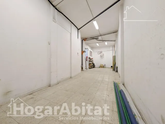 AMPLIO LOCA COMERCIAL CON MUCHAS POSIBILIDADES — 11