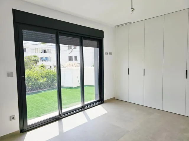 Apartamento en planta baja de obra nueva en exclusiva urbanización en primera línea de playa — 7