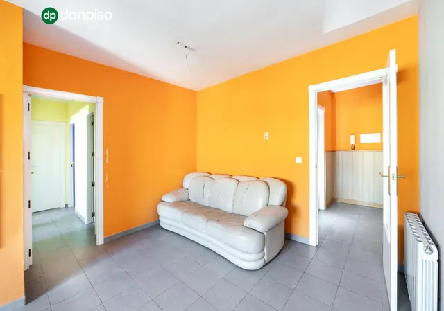 IVIENDA DE VPO, Piso de 3 dormitorios y 2 baños, con cochera junto al Parque de Bomberos. — 8