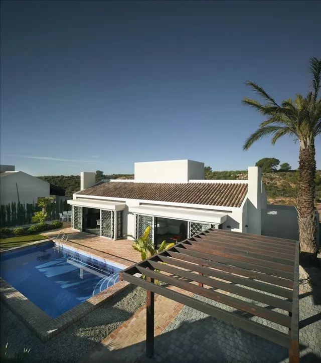 Elegantes villas independientes con piscina privada en Peral