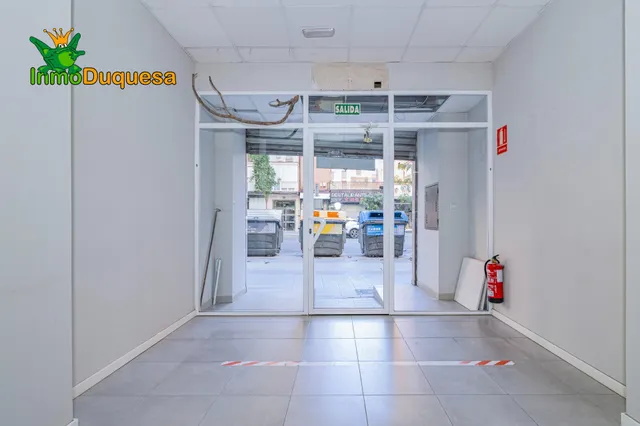 Local comercial junto a la Avenida de américa. Para empezar mañana mismo. — 11