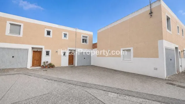 VENTA - Adosado con jardín privado en Es Viver