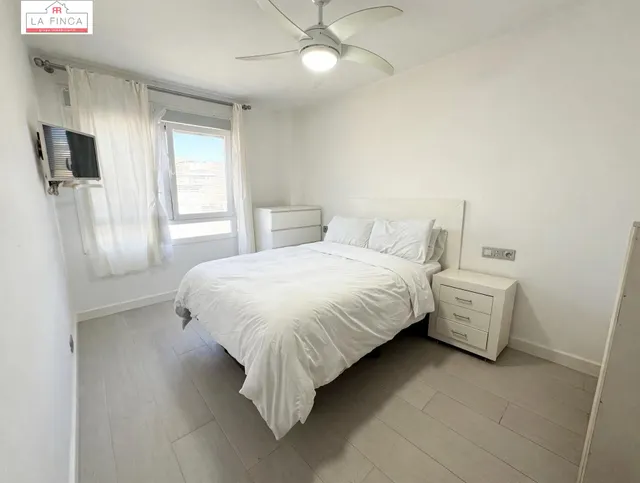 VIVIENDA 4 DORMITORIOS Y 2 BAÑOS MUY CERCA DEL CENTRO — 27