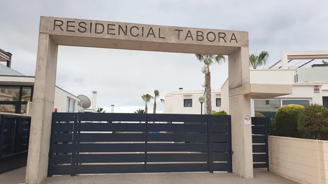 PRECIOSO Y LUJOSO QUAD CON PISCINA COMUNITARIA Y GARAJE PRIVADO — 2