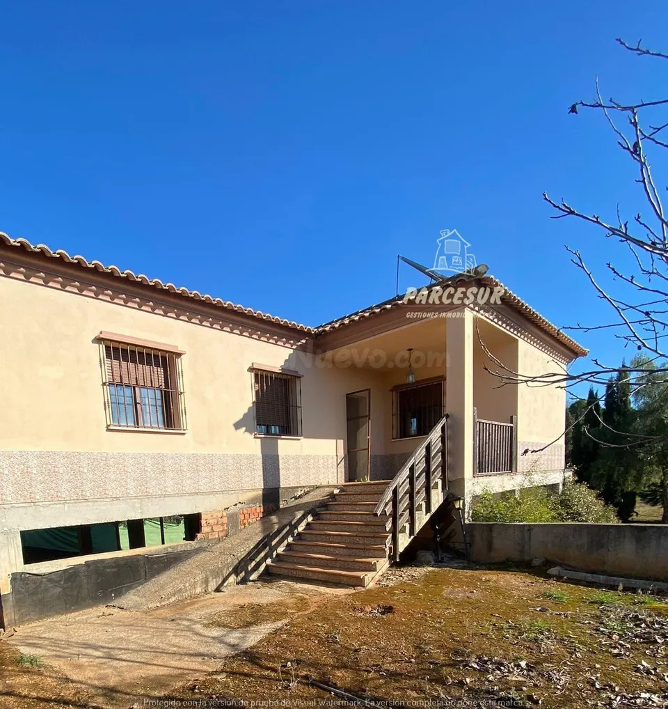 POSADAS- Parcela de terreno de 3.000m con casa en 2 plantas.