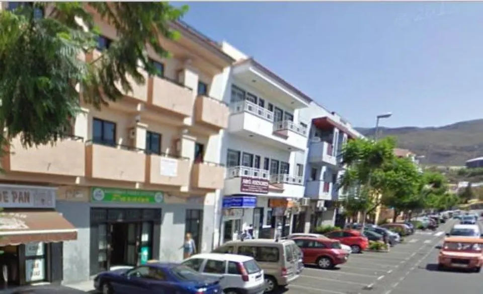 Edificio con 5 apartamentos, 2 locales  comercial y garaje  en Valle san Lorenzo.