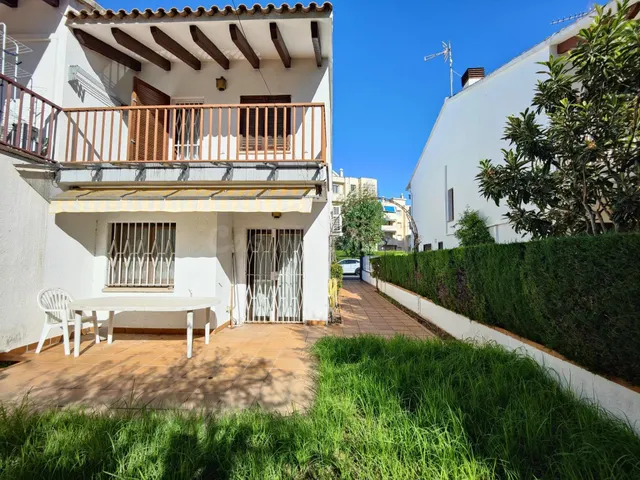 Casa adosada en Calafell de 3 habitaciones y gran jardín cerca del tren — 3