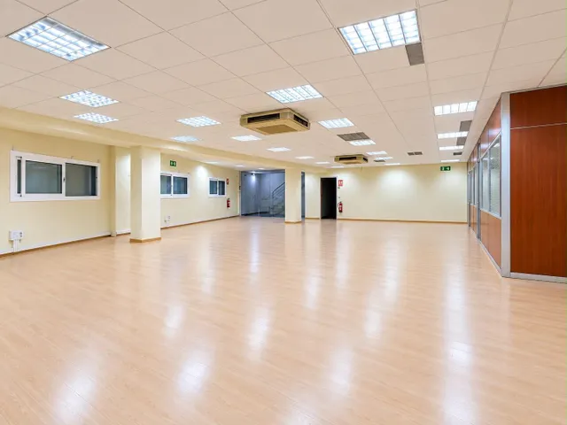 Tu espacio profesional con luz natural en el corazón industrial de El Masnou — 16