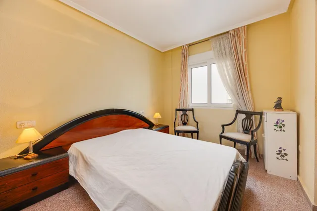 Amplio apartamento de 4 dormitorios en el corazón de Torrevieja — 30