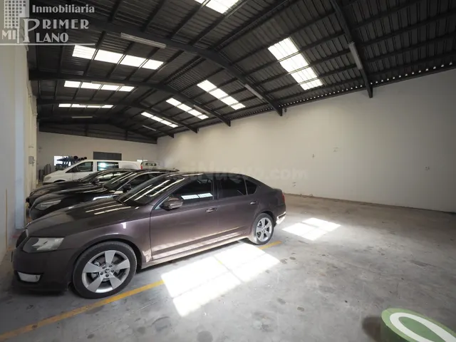 Se ofrece en venta una nave industrial ubicada en la zona de - foto 5