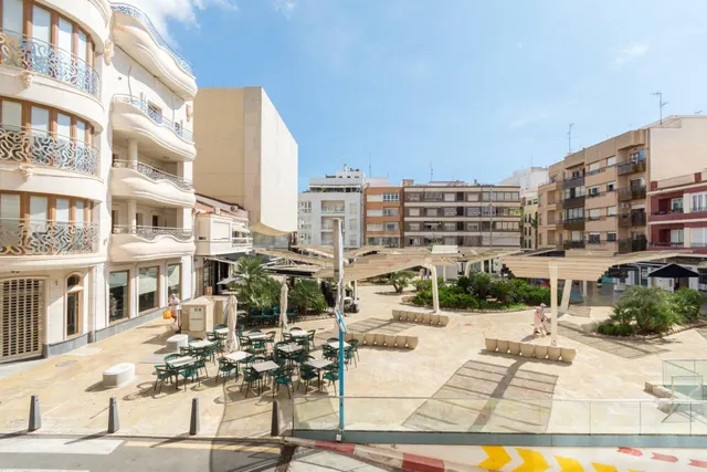 Apartamento totalmente reformado a estrenar frente a la Plaza del Teatro de Torrevieja — 2
