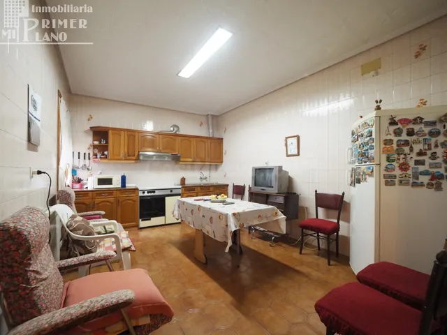 Amplia Casa en el Corazón de Tomelloso - ¡Ideal para Familia - foto 4