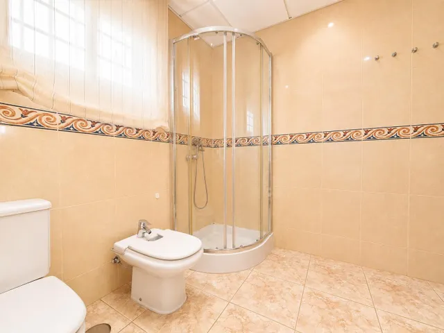 CASA INDEPENDIENTE CON 966 M/2 DE PARCELA EN NUEVO HIGUERON . — 41