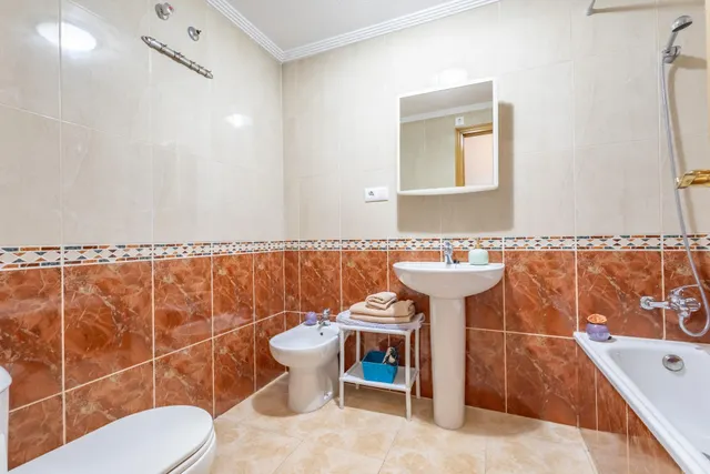 Luminoso apartamento de 3 dormitorios, 2 baños + trastero — 25