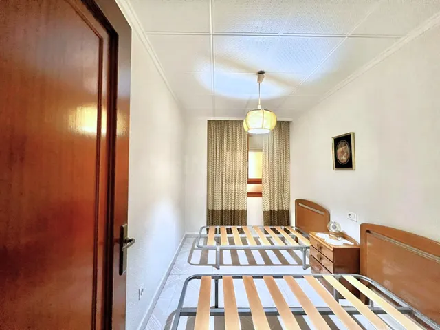 Amplio apartamento (aprox. 90 m2 - 2.ª planta) en primera línea de Playa del Acequión. Gran balcón con vistas al mar (suroeste), piscina comunitaria, cerca del centro, y directamente en la playa. — 18
