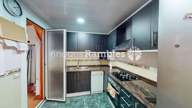 Amplio piso de 4 habitaciones en el centro de Vilanova del Camí — 7