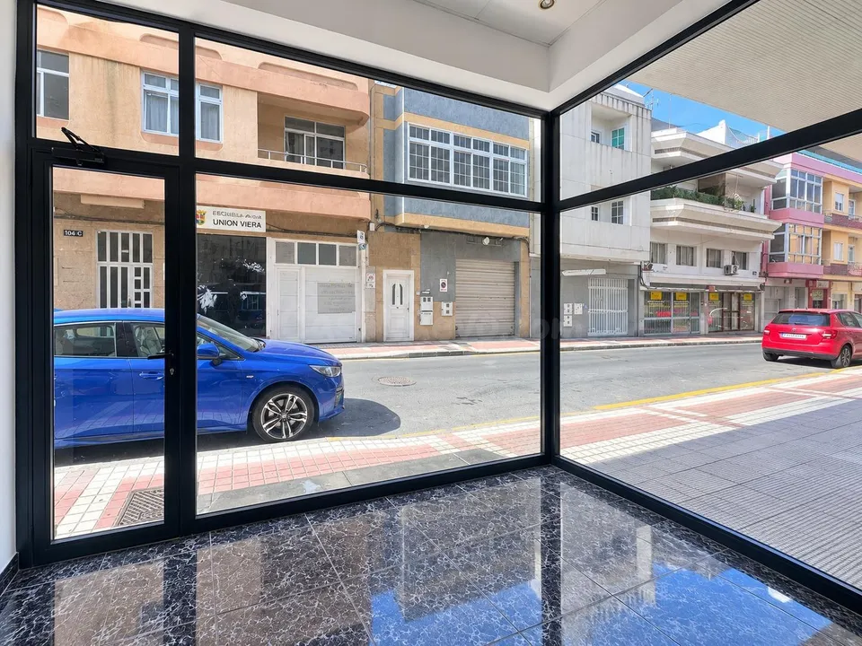 Local comercial en Schamann con escaparate, zona de exposición y amplio almacén