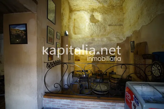 Bar en la emblemática población de Bocairent. — 19