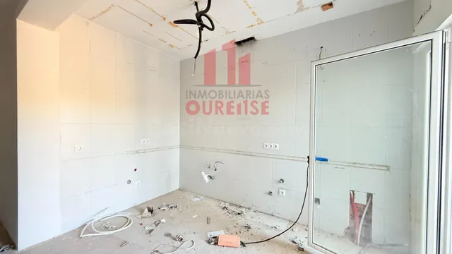 CASA SIN REMATAR CON PARCELA EN PLENO CASCO URBANO DE OURENS - foto 5