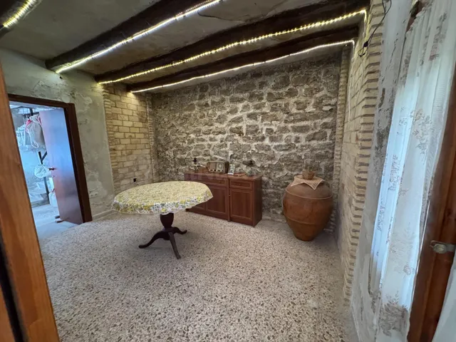 Venta de casa en Calle Ramon y Cajal 52 más huerto de 1.810m - foto 4