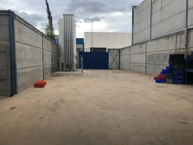 Nave industrial de poca antigüedad en venta. - foto 3