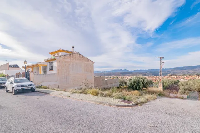 Se vende excelente parcela urbana de 439 m2, está en pendiente, pero  lista para construir, ubicada en una de las zonas residenciales más tranquilas y de mayor crecimiento de Dúrcal. — 13