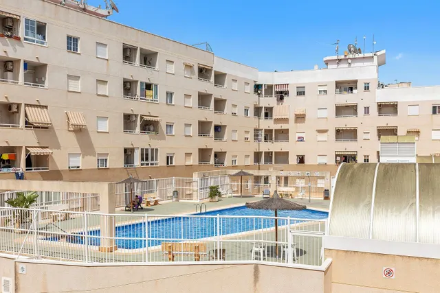 Estudio en Torrevieja con piscina comunitaria — 21