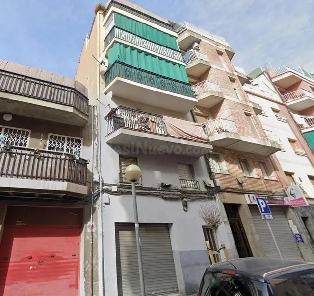 Inversión inmobiliaria en Badalona: piso con potencial - foto 2