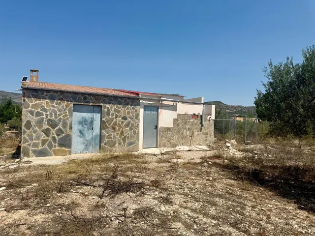 Villa independiente con finca de 19.000 m2 en Castalla — 7