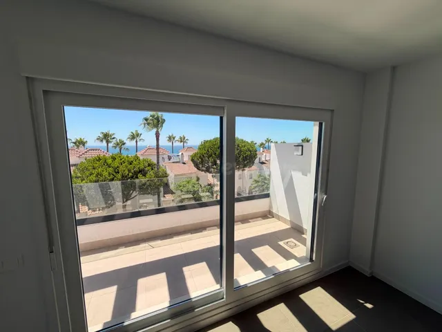 Espectacular vivienda con terraza y vistas al mar