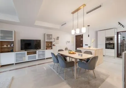 Apartamento en planta baja elevada con jardín privada, en La Mairena. — 3