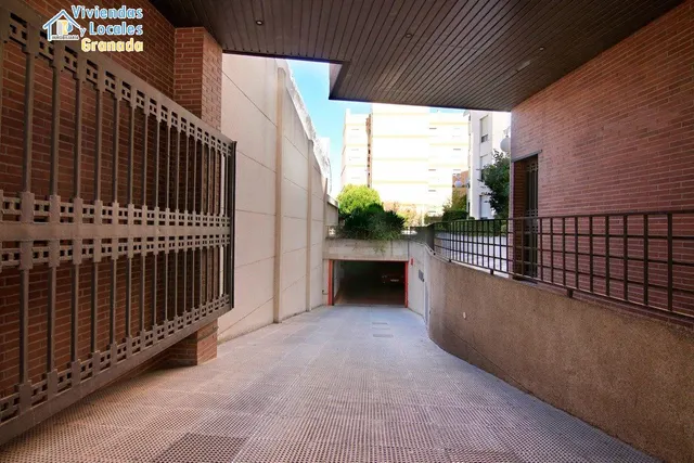 Camino de Ronda cercano a Caleta. Plaza de garaje en venta con acceso en rampa a 15.000€ cada una. A — 19