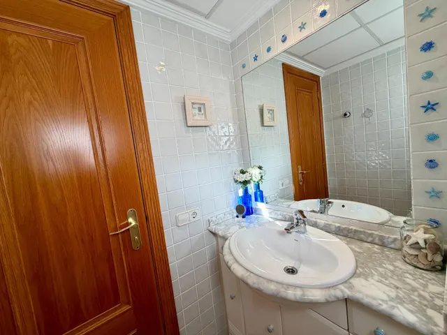 Chalet adosado esquinero con jardín privado, terrazas y garaje doble en La Patacona — 19