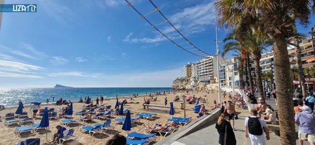 Amplio Piso en Primera Línea de Playa de Levante con Potencial — 19
