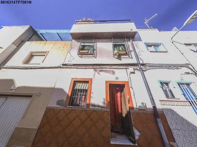 Se vende Casa Adosada OKUPADA en Calle Teruel 50 Algeciras, 
