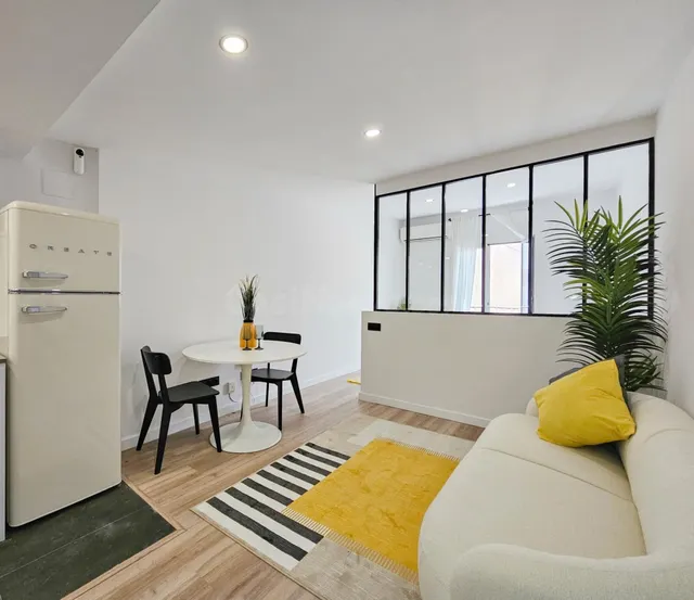 Atico con terraza privada en Calle de la Lluna (Ciutat Vella / El Raval) — 2