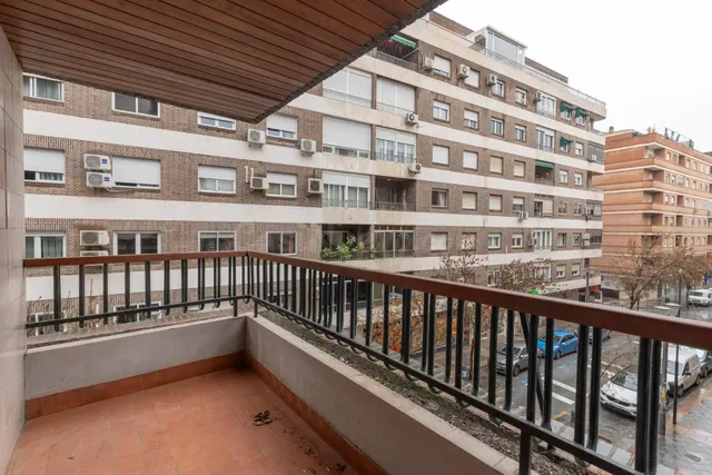 Piso en pleno centro de Granada con 2 plazas de garaje y tra