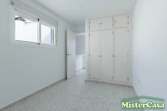 EXCLUSIVA. Zona norte. Ático Dúplex VPO. Terraza-solarium de 52m2. 4 dormitorios, 2 baños. Garaje. — 31
