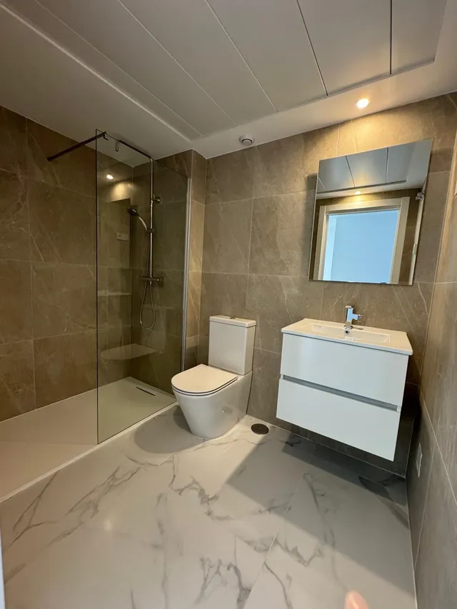 Apartamento de lujo en primera línea de mar con 3 dormitorios, 2 terrazas y parking incluido — 21