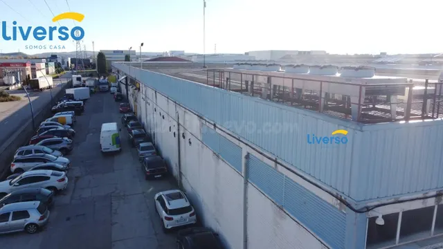 Nave Frigorífica con Oficinas Completamente Equipada: Ideal 