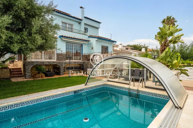 Casa independiente con piscina en Vallpineda - foto 2