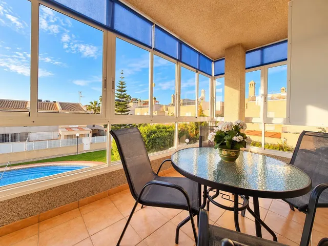 Apartamento con garaje, piscina y terraza orientada al suroeste en Torrevieja — 10
