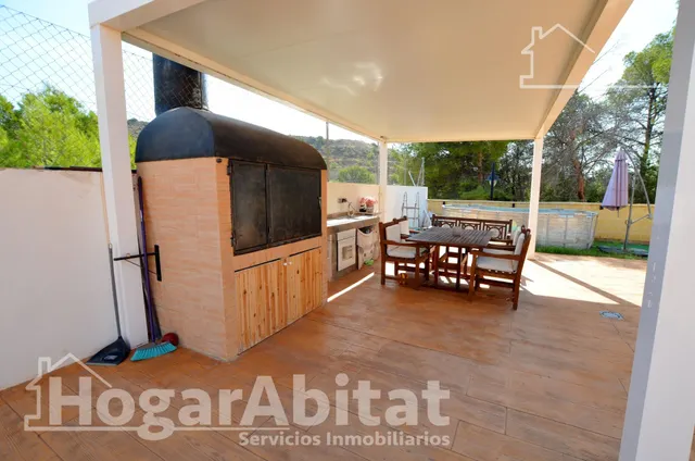 Respira paz entre el mar y la montaña en este exclusivo chalet pareado reformado con piscina privada, solárium y parking — 21