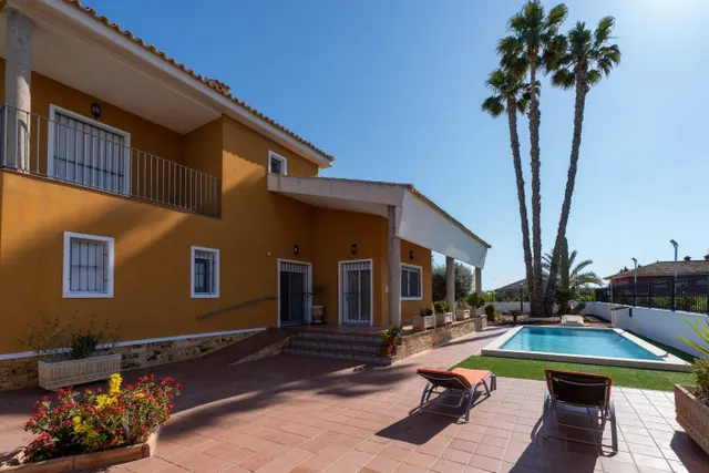 ¡¡ Estupendo chalet de 495 m2. construidos en una parcela de 1.000 m2. vallada, dentro del perímetro de una finca de 9.480 m2. !! — 10